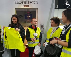 Colleghi si cimentano nell'escape elevator