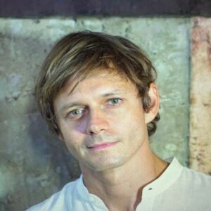 img 2: “Giulio Xhaet, consulente e digital strategist, autore di numerosi libri e saggi”