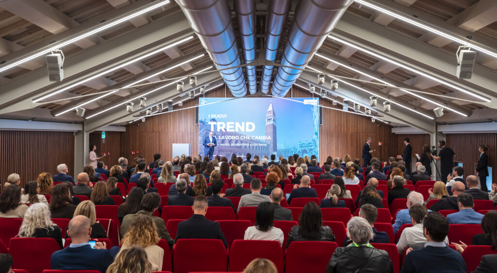 img. 2: "la platea di Agenda 2030 alle Procuratie Vecchie di Venezia"