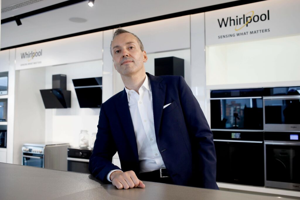Fabio Colombo, 46 anni, è attualmente Vice Presidente Risorse Umane per la regione Europa, Medio Oriente e Africa (EMEA) di Whirlpool Corporation