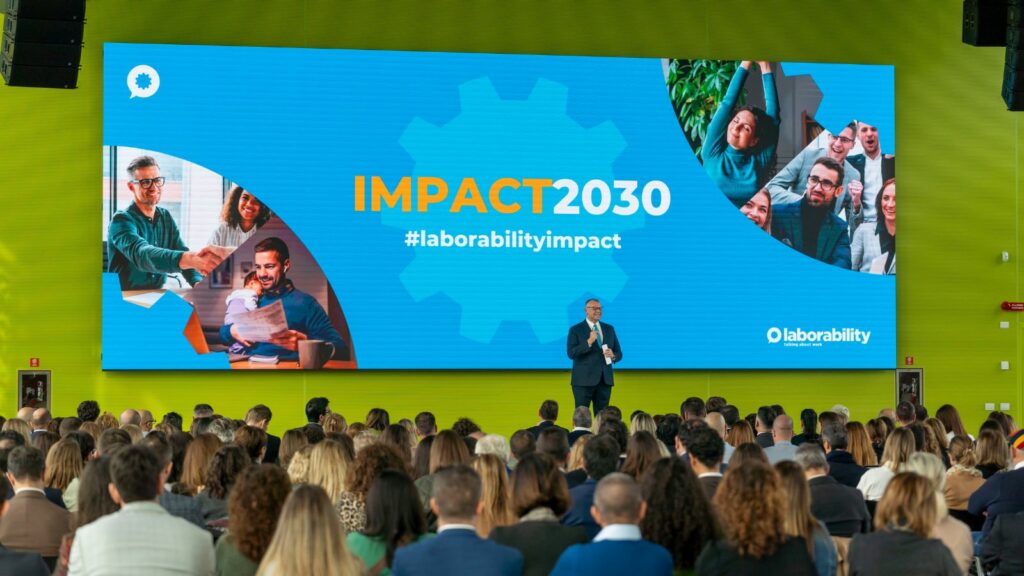 Il fondatore di laborability Gianluca Spolverato sul palco di IMPACT2030