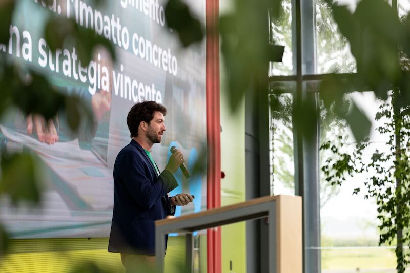 Andrea Zuanetti di Up2You sul palco di IMPACT2030