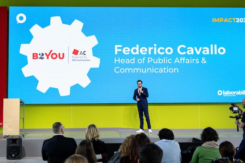 Federico Cavallo di Altroconsumo sul palco di IMPACT2030
