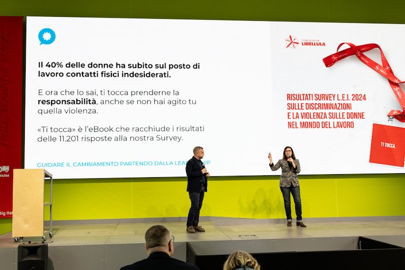 Flavia Brevi e Giuseppe Di Rienzo di Fondazione Libellula sul palco di IMPACT2030