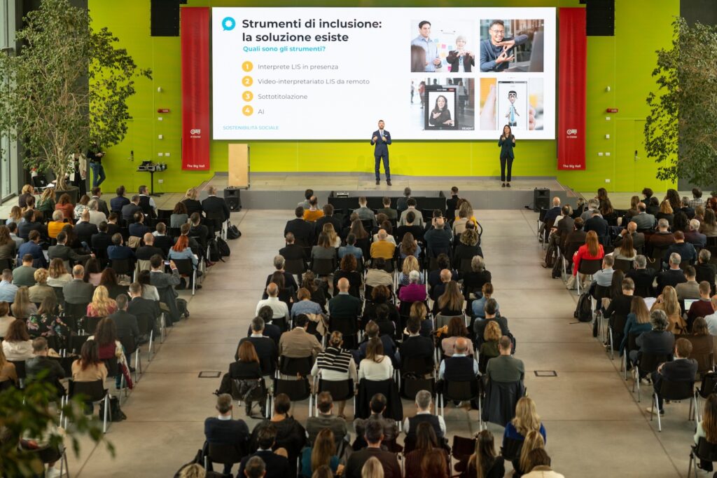 Enrico Capiozzo, Ceo di Veasyt, accompagnato sul palco dall’interprete LIS Linda Cecchin