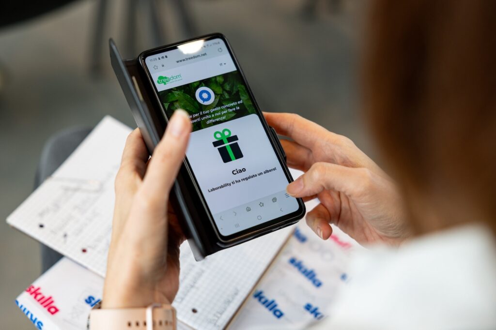 Una partecipante riceve sullo smartphone l'albero Treedom regalato da laborability